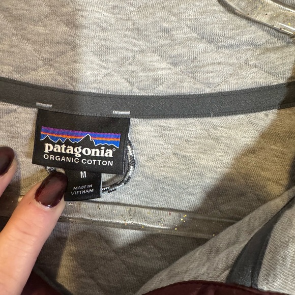 Patagonia Light Gray Quilted Pullover with Burgundy Details - Picture 6 of 8